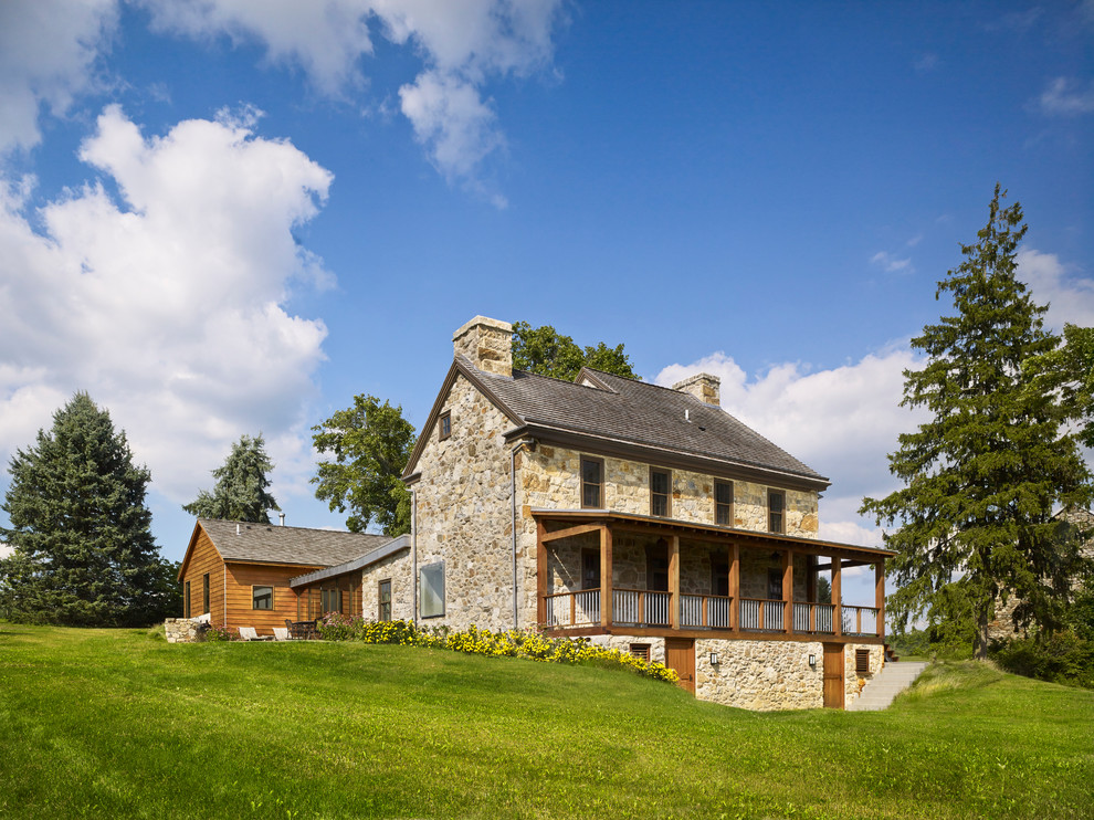 Idées déco pour une façade de maison campagne en pierre de taille moyenne et à un étage.