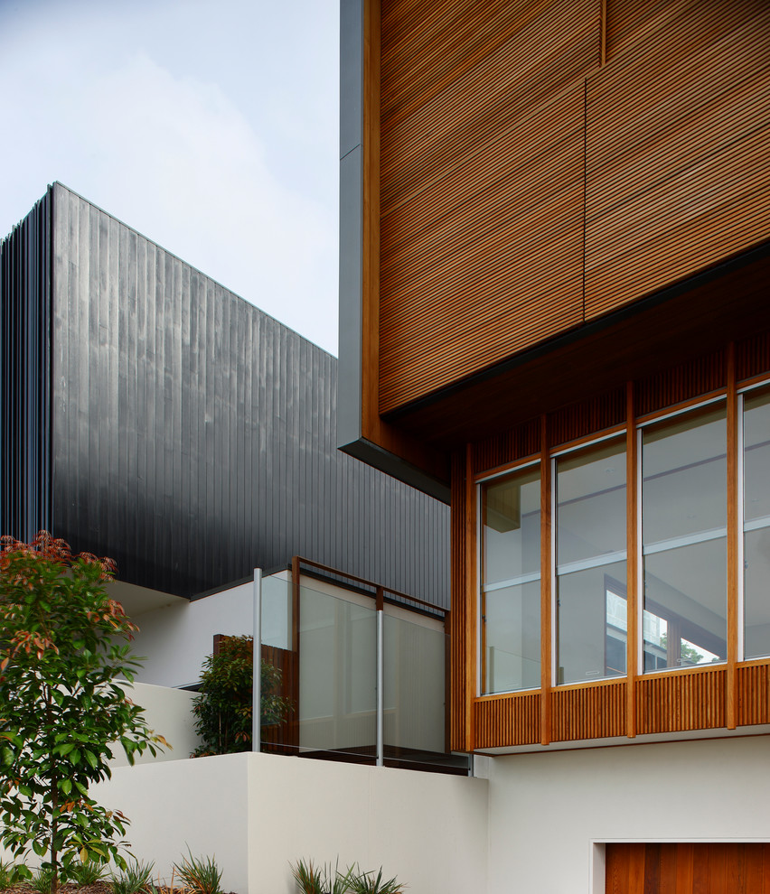 Ispirazione per la facciata di una casa grande contemporanea a due piani con rivestimento in legno