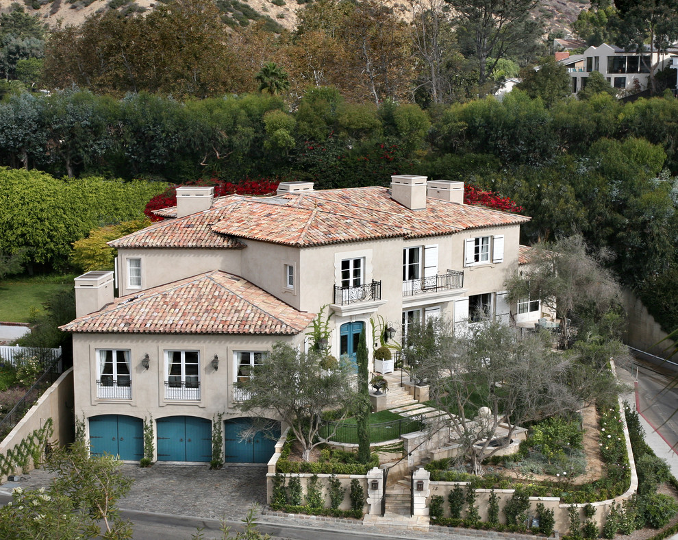 Foto della facciata di una casa mediterranea a due piani con copertura in tegole