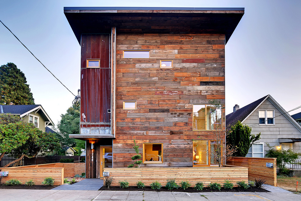 Dreistöckige Moderne Holzfassade Haus mit brauner Fassadenfarbe und Flachdach in Seattle
