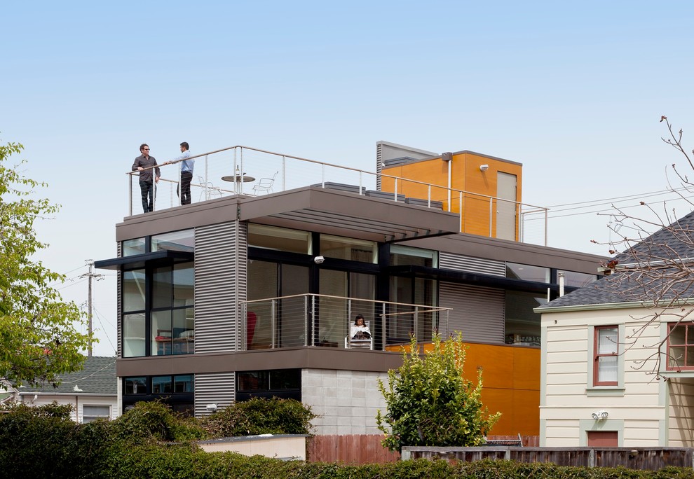 Idee per la facciata di una casa contemporanea con rivestimento in metallo
