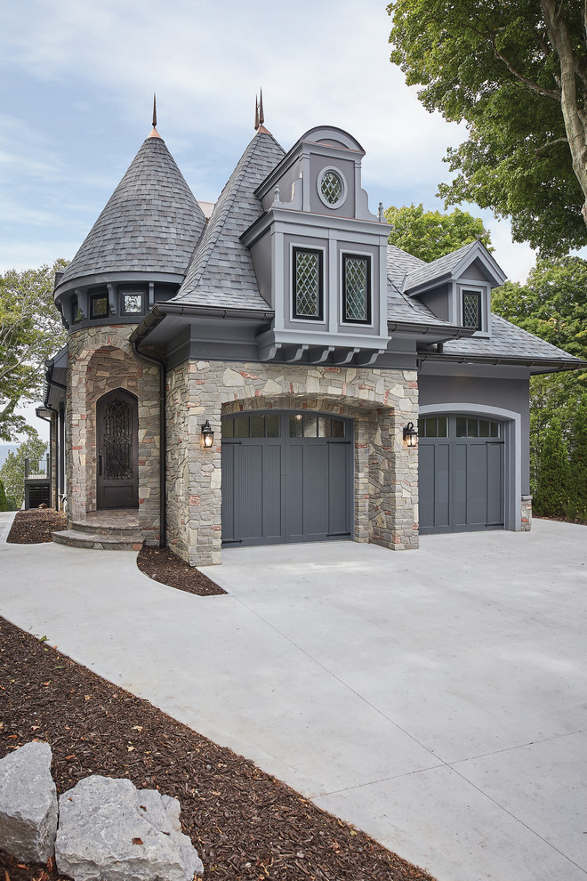 Idées déco pour une façade de maison grise classique à un étage avec un revêtement mixte et un toit en shingle.