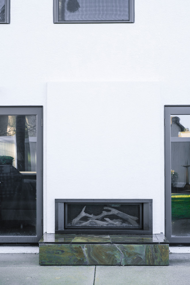 Diseño de fachada blanca actual de tamaño medio de dos plantas con revestimiento de estuco
