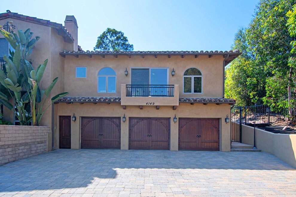 Geräumiges, Zweistöckiges Modernes Einfamilienhaus mit Putzfassade, brauner Fassadenfarbe, Walmdach, Ziegeldach und rotem Dach in San Diego