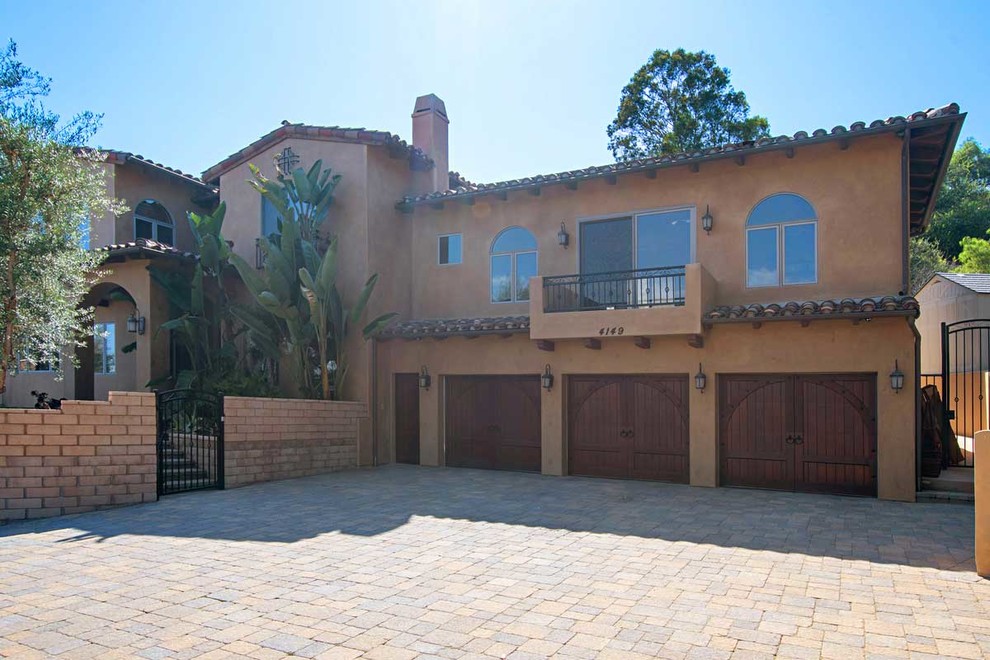 Geräumiges, Zweistöckiges Uriges Einfamilienhaus mit Putzfassade, brauner Fassadenfarbe, Walmdach, Ziegeldach und rotem Dach in San Diego