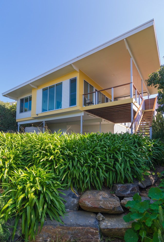 Mittelgroßes, Zweistöckiges Maritimes Haus mit Mix-Fassade, gelber Fassadenfarbe und Flachdach in Adelaide