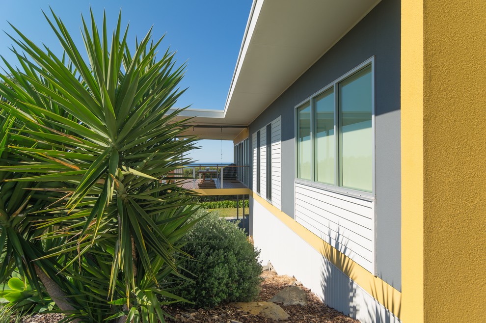 Mittelgroßes, Zweistöckiges Maritimes Haus mit Mix-Fassade, gelber Fassadenfarbe und Flachdach in Adelaide