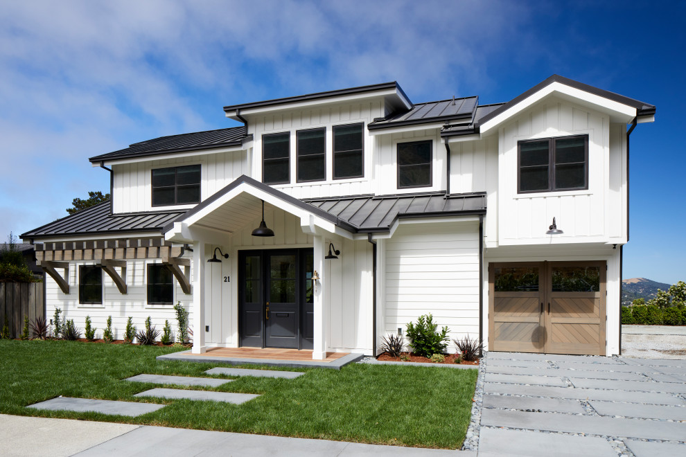 Mittelgroßes, Zweistöckiges Landhaus Einfamilienhaus mit weißer Fassadenfarbe, Pultdach und Blechdach in San Francisco