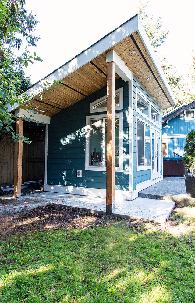 Mittelgroßes, Einstöckiges Klassisches Haus mit Vinylfassade, blauer Fassadenfarbe und Pultdach in Vancouver