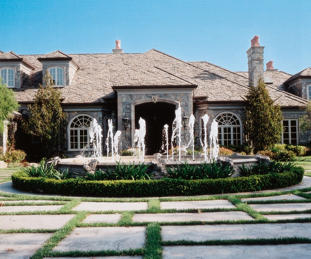 Großes, Einstöckiges Klassisches Einfamilienhaus mit Steinfassade, grauer Fassadenfarbe, Walmdach und Schindeldach in San Diego