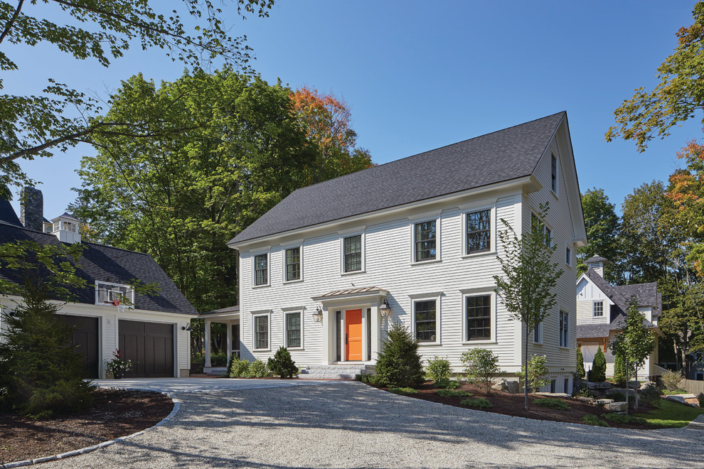 Zweistöckiges Klassisches Einfamilienhaus mit weißer Fassadenfarbe, Satteldach und Schindeldach in Boston