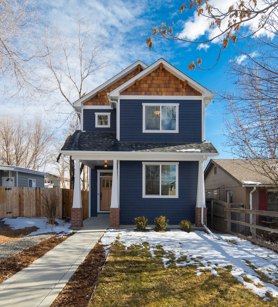 Mittelgroßes, Zweistöckiges Klassisches Einfamilienhaus mit Mix-Fassade, blauer Fassadenfarbe, Satteldach und Schindeldach in Denver