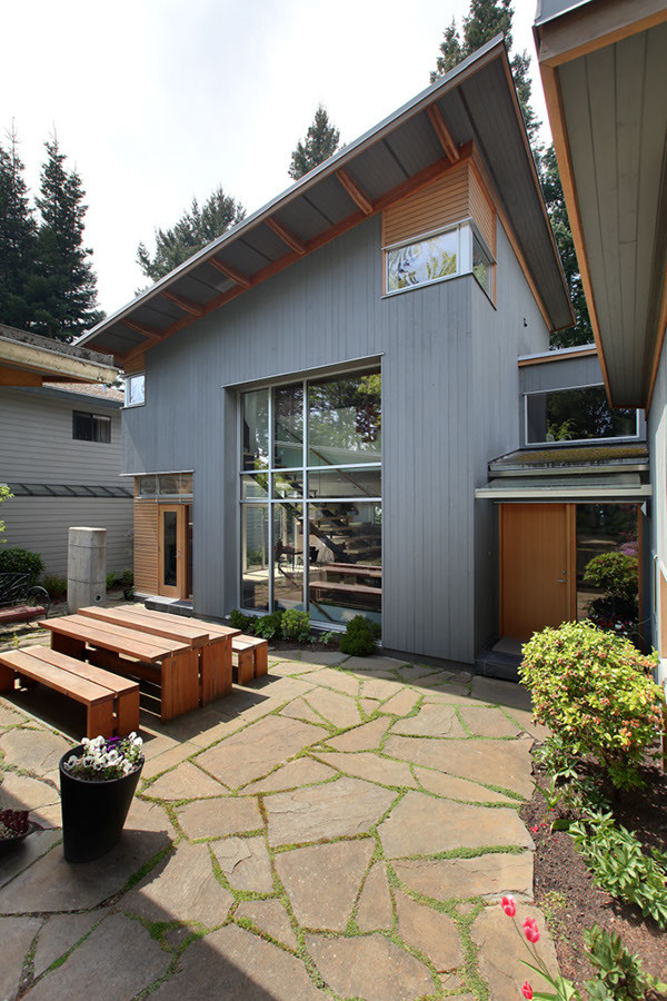 Стильный дизайн: одноэтажный, деревянный, синий дом среднего размера в современном стиле - последний тренд