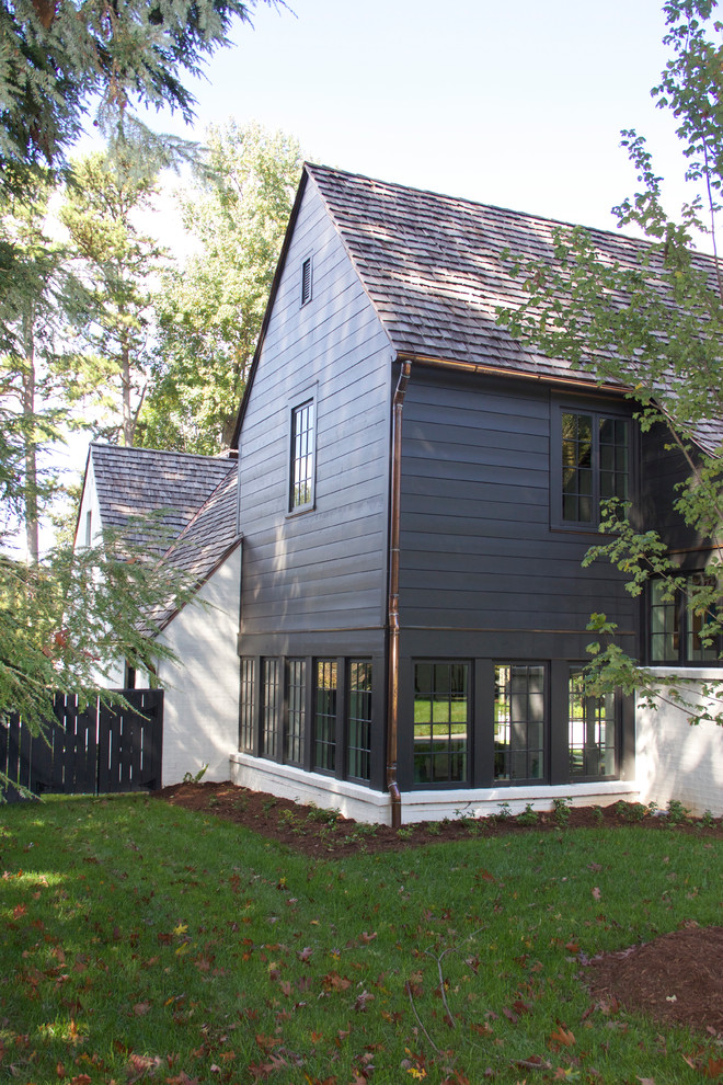 Immagine della facciata di una casa marrone classica a due piani con rivestimento in legno