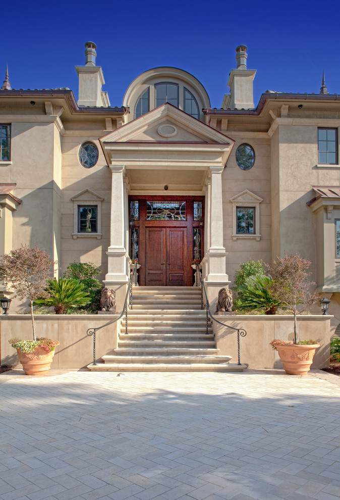 Foto della facciata di una casa grande beige classica a due piani