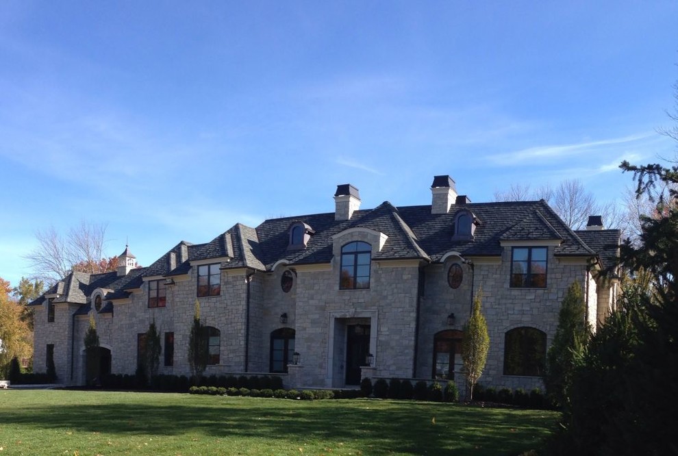 Geräumiges, Zweistöckiges Klassisches Einfamilienhaus mit Steinfassade, grauer Fassadenfarbe, Walmdach und Schindeldach in New York