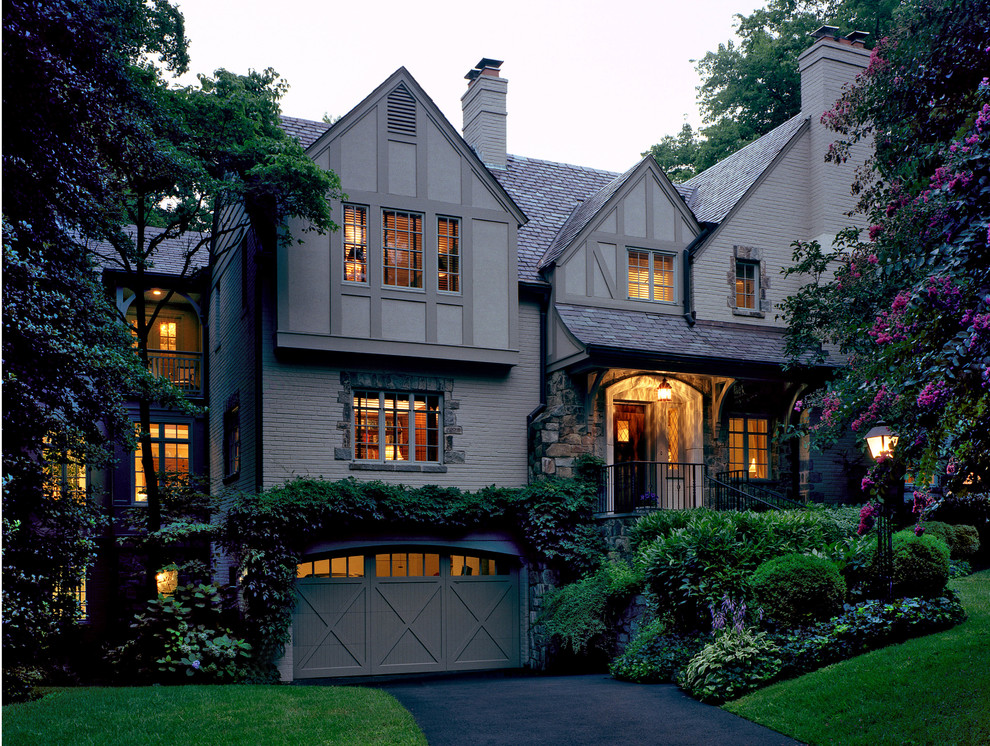 ワシントンD.C.にあるトラディショナルスタイルのおしゃれな家の外観 (混合材サイディング) の写真
