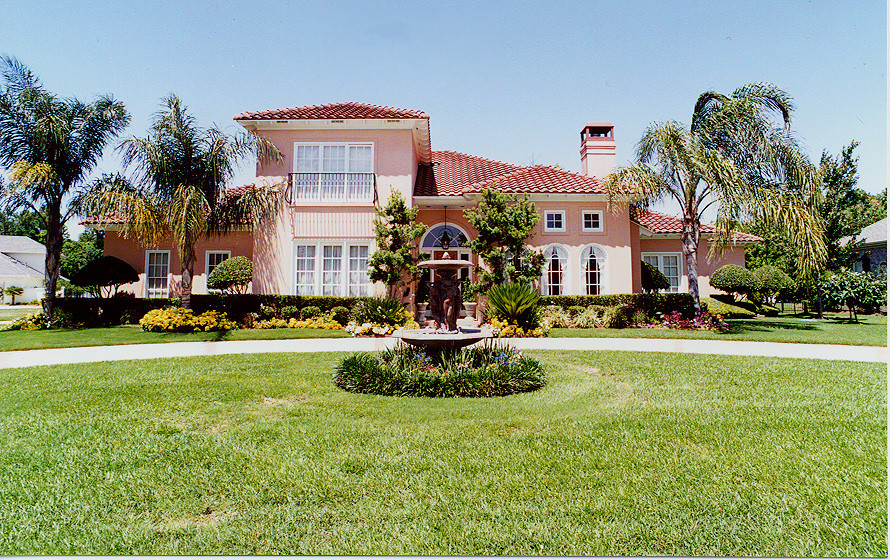Пример оригинального дизайна: большой, двухэтажный, красный частный загородный дом в классическом стиле с облицовкой из цементной штукатурки, вальмовой крышей и крышей из гибкой черепицы