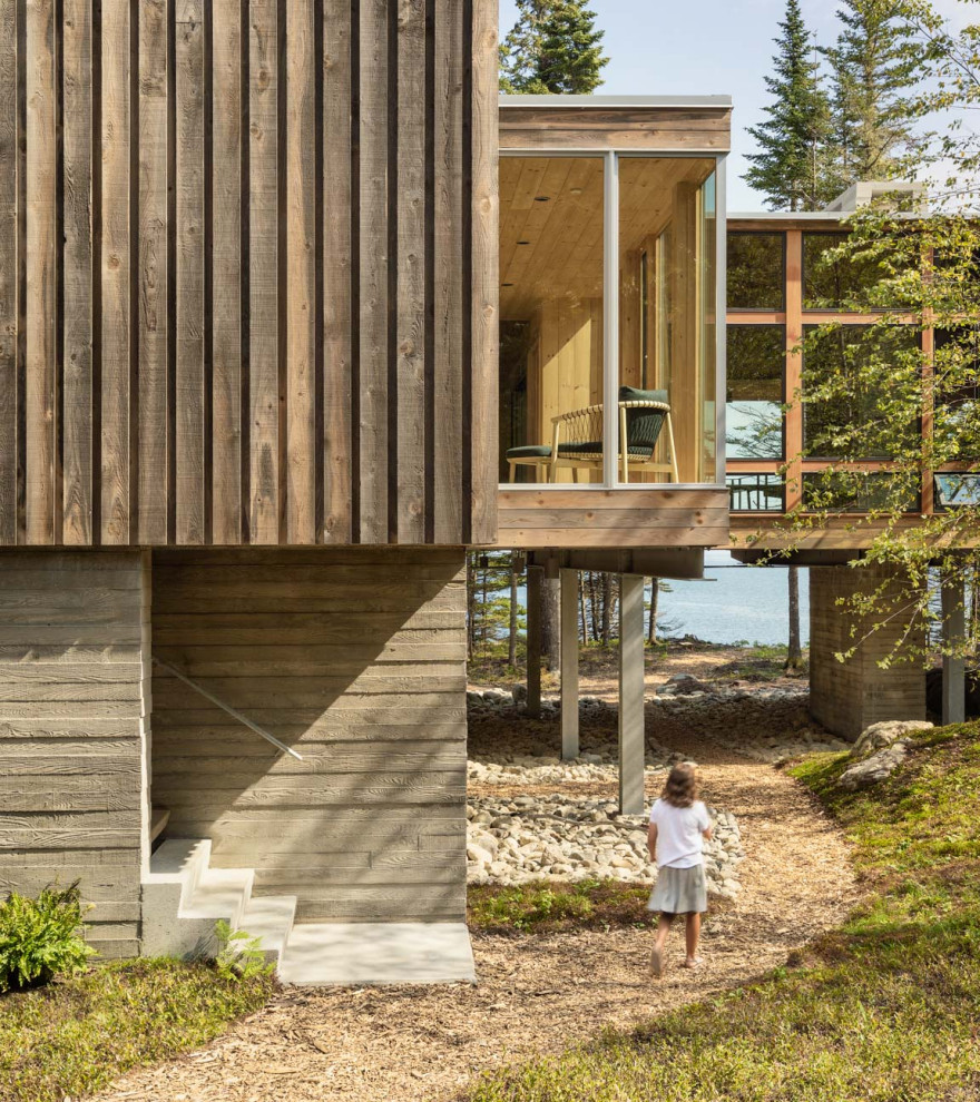 Imagen de fachada de casa marrón minimalista de tamaño medio de tres plantas con revestimiento de madera, tejado de un solo tendido y tejado de metal