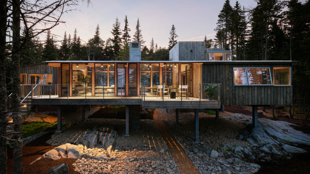 Mittelgroßes, Dreistöckiges Modernes Haus mit brauner Fassadenfarbe, Pultdach und Blechdach in Portland Maine