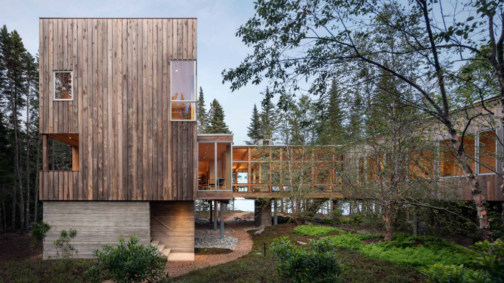 Mittelgroßes, Zweistöckiges Rustikales Einfamilienhaus mit brauner Fassadenfarbe, Vinylfassade und Flachdach in Portland Maine