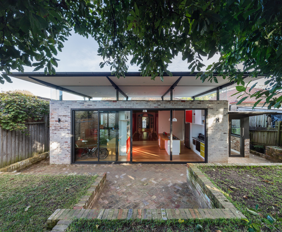 Einstöckiges Modernes Einfamilienhaus mit Backsteinfassade, beiger Fassadenfarbe und Pultdach in Sydney