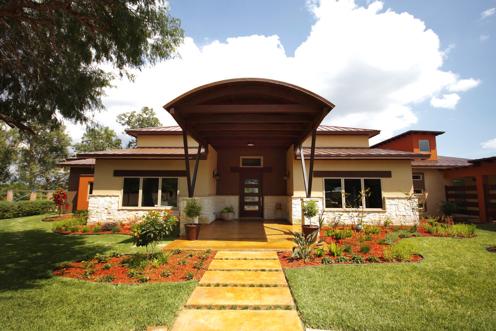 Пример оригинального дизайна: большой, двухэтажный, разноцветный частный загородный дом в современном стиле с облицовкой из цементной штукатурки, вальмовой крышей и металлической крышей