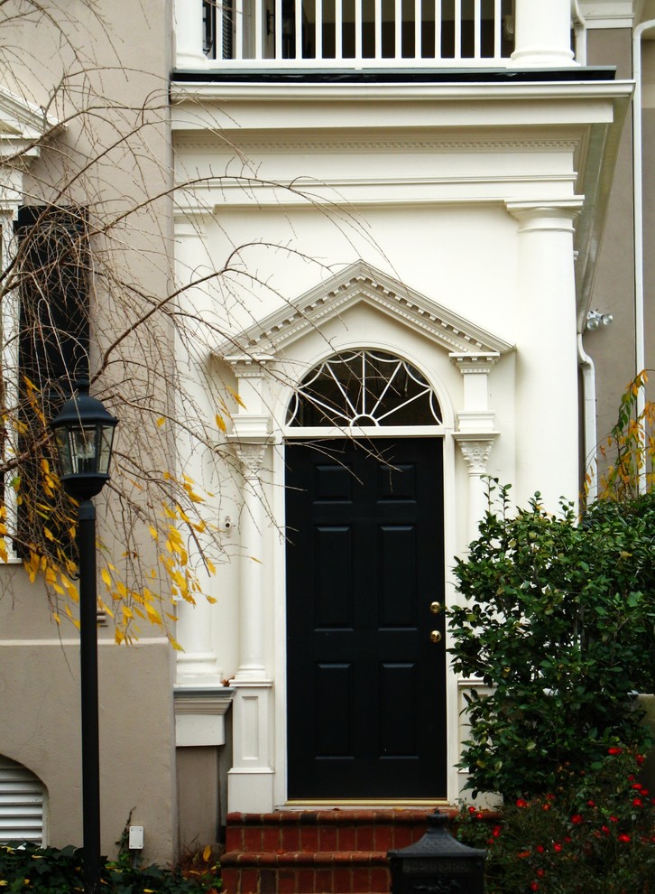 Immagine della facciata di una casa grande beige classica a tre piani con rivestimento in stucco e tetto a padiglione