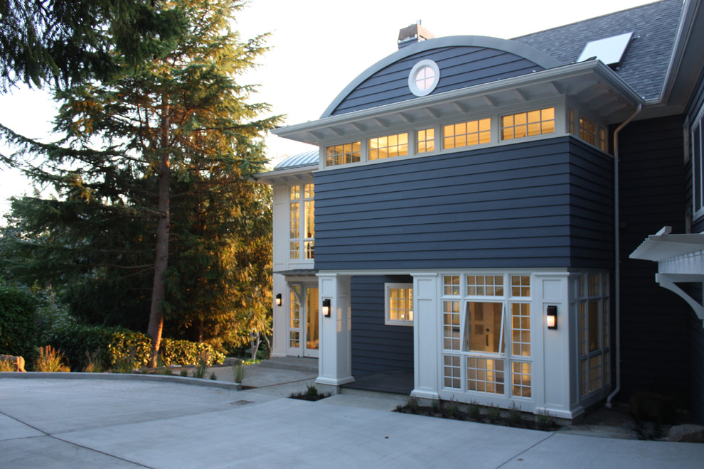 シアトルにあるトラディショナルスタイルのおしゃれな家の外観 (コンクリート繊維板サイディング、混合材屋根) の写真