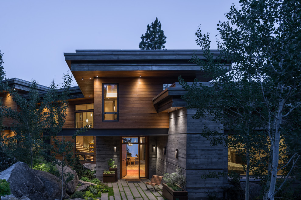 Идея дизайна: огромный, деревянный частный загородный дом в стиле модернизм с разными уровнями, плоской крышей и металлической крышей