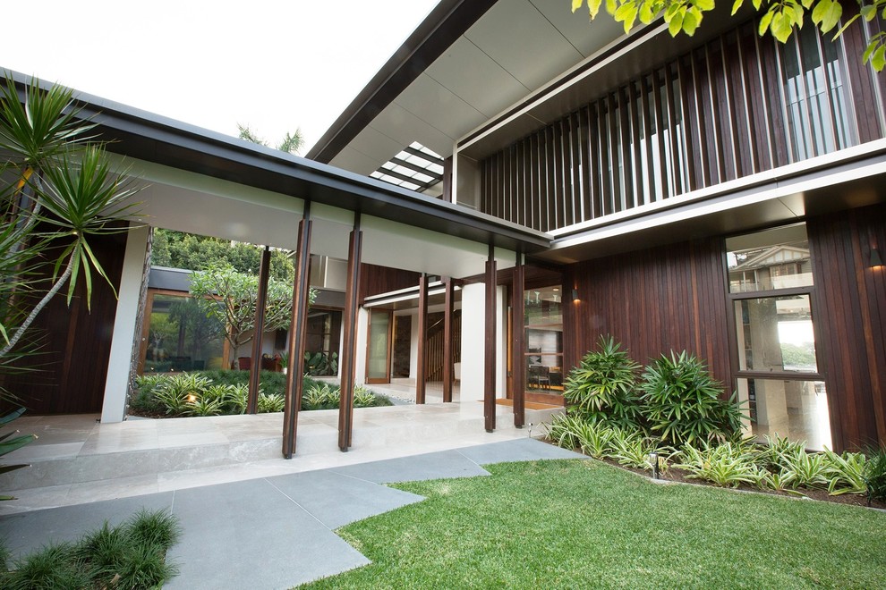 Свежая идея для дизайна: большой, двухэтажный, деревянный, коричневый дом в современном стиле - отличное фото интерьера