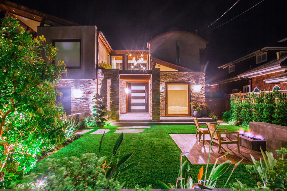 Стильный дизайн: большой, двухэтажный, коричневый дом в современном стиле с комбинированной облицовкой - последний тренд