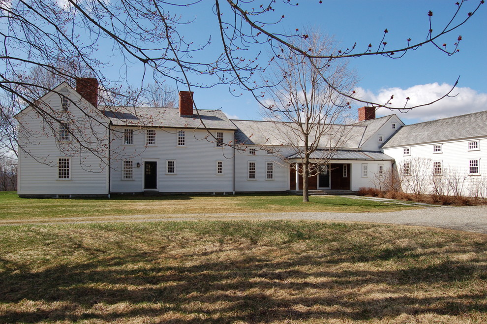 Geräumiges Landhaus Haus mit weißer Fassadenfarbe in Boston