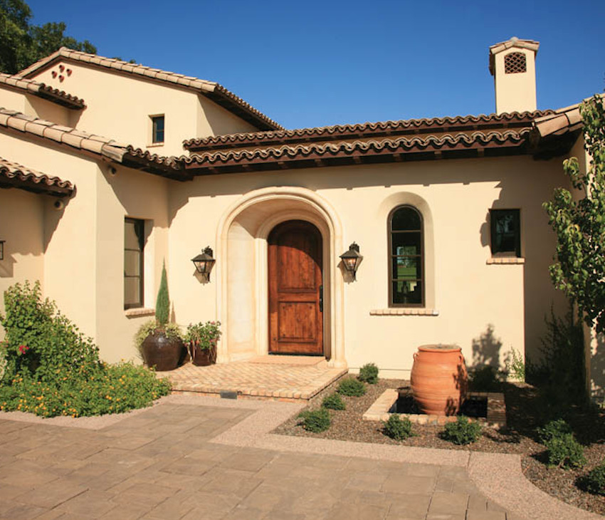 Mediterranes Haus mit Lehmfassade und beiger Fassadenfarbe in Orange County