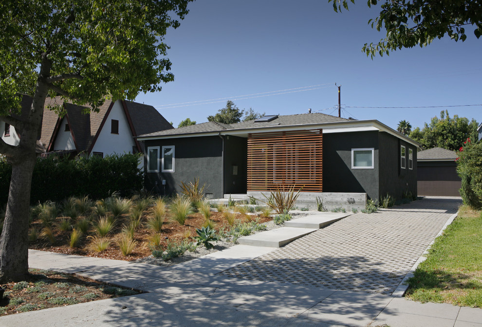 Idées déco pour une petite façade de maison bleue moderne de plain-pied avec un toit en shingle.