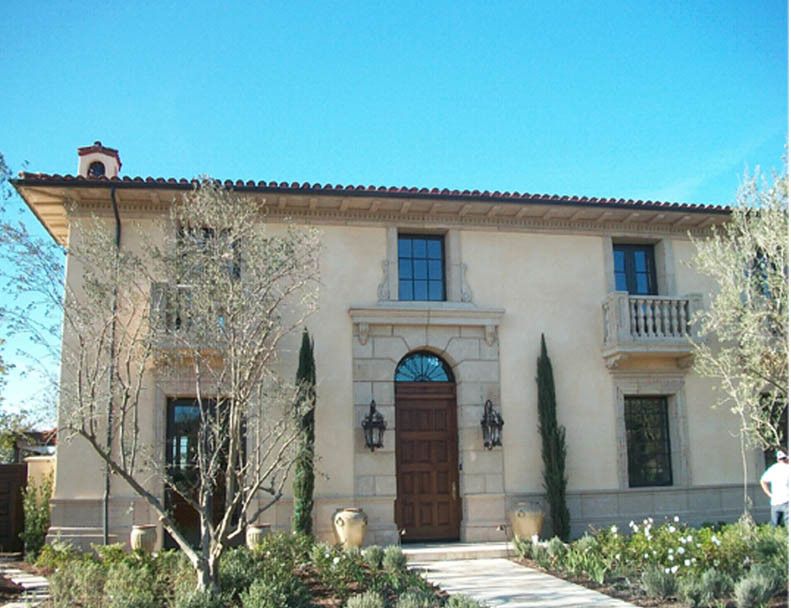Ispirazione per la facciata di una casa grande beige mediterranea a due piani con rivestimento in stucco e falda a timpano
