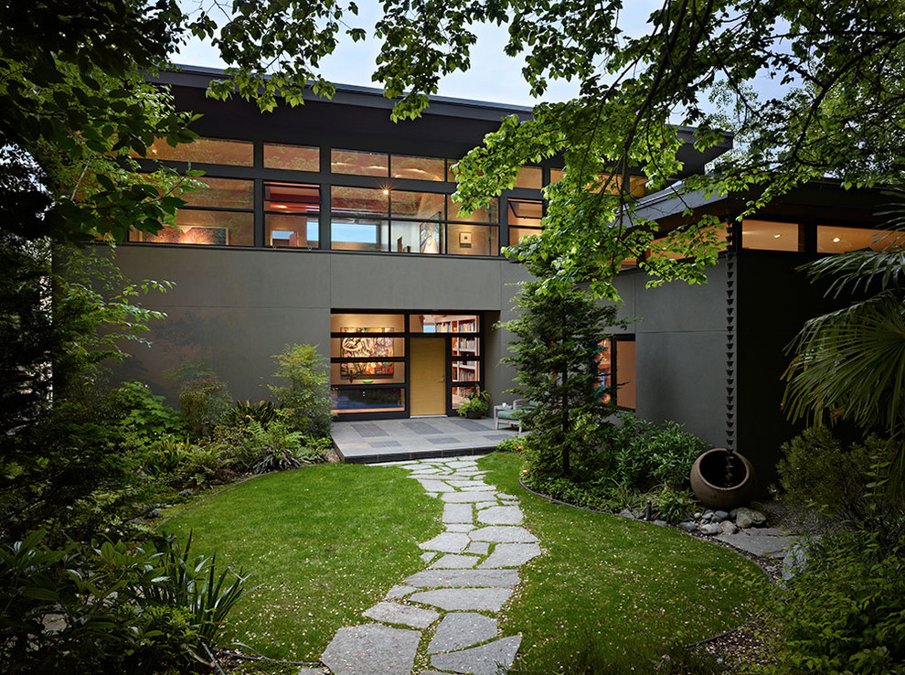 Mittelgroßes, Zweistöckiges Modernes Einfamilienhaus mit brauner Fassadenfarbe, Putzfassade, Pultdach und Blechdach in Seattle