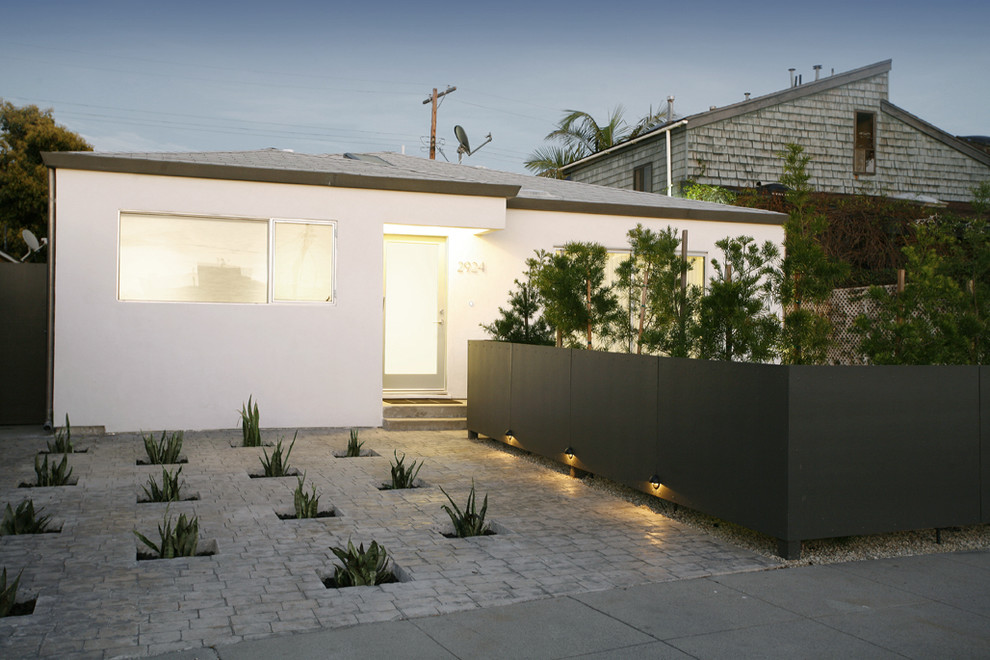 ロサンゼルスにある北欧スタイルのおしゃれな家の外観の写真