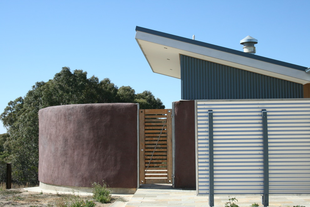 Idee per la facciata di una casa blu contemporanea a un piano di medie dimensioni con rivestimento in metallo e copertura in metallo o lamiera