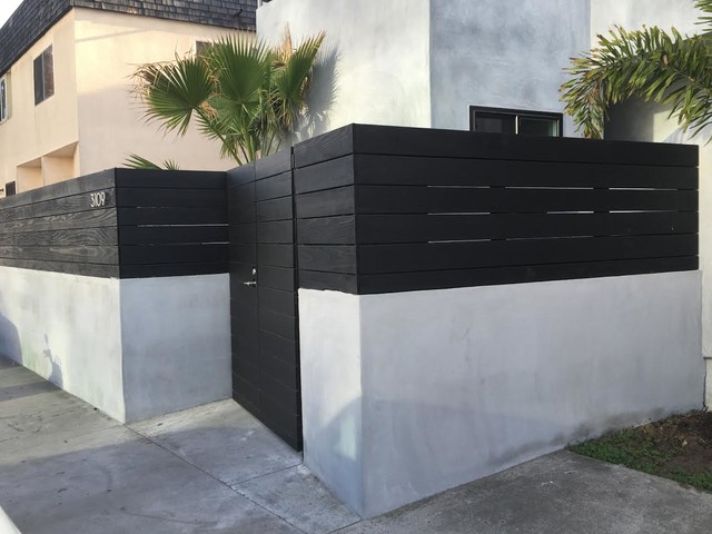 Entry Gate With Wall Toppers Contemporary House Exterior Los Angeles By Harwell Fencing And Gates Inc Houzz Uk