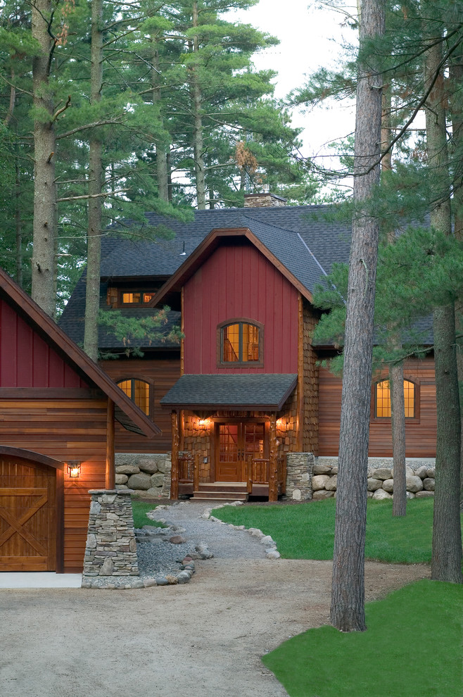 Источник вдохновения для домашнего уюта: большой, двухэтажный, красный дом из бревен в стиле рустика с комбинированной облицовкой