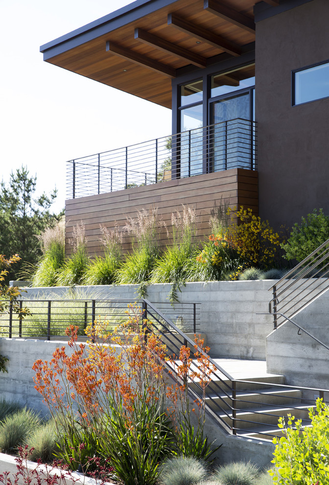 Großes, Zweistöckiges Modernes Einfamilienhaus mit Mix-Fassade, grauer Fassadenfarbe und Blechdach in San Francisco