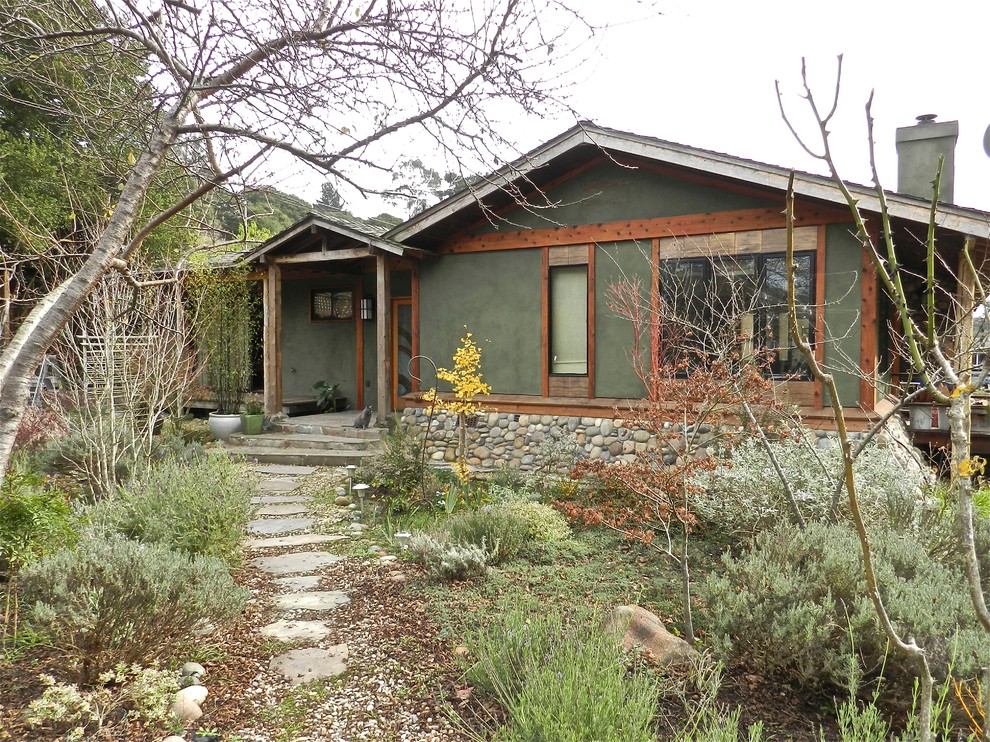Источник вдохновения для домашнего уюта: одноэтажный, зеленый дом среднего размера в восточном стиле с облицовкой из цементной штукатурки и двускатной крышей