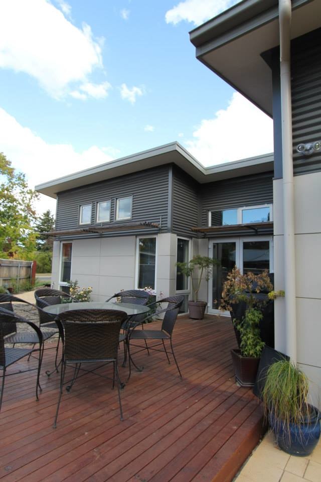 Einstöckiges Modernes Haus mit Metallfassade und grauer Fassadenfarbe in Canberra - Queanbeyan