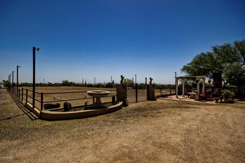 Example of an exterior home design in Phoenix