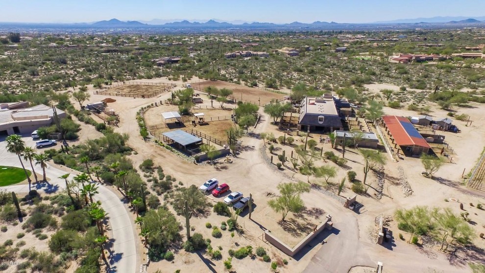Example of an exterior home design in Phoenix