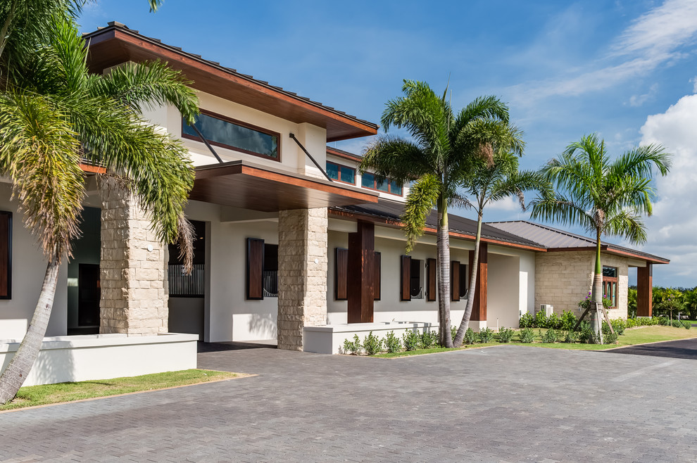 Großes, Einstöckiges Modernes Einfamilienhaus mit Betonfassade, beiger Fassadenfarbe, Walmdach und Blechdach in Miami