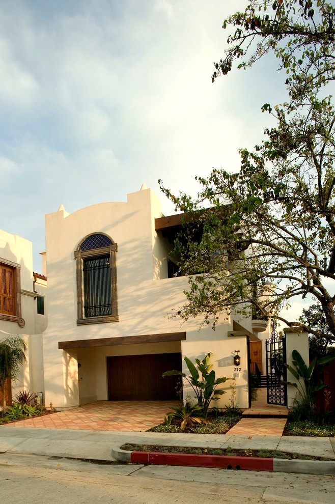 Пример оригинального дизайна: маленький, трехэтажный, белый дом в средиземноморском стиле с облицовкой из цементной штукатурки для на участке и в саду