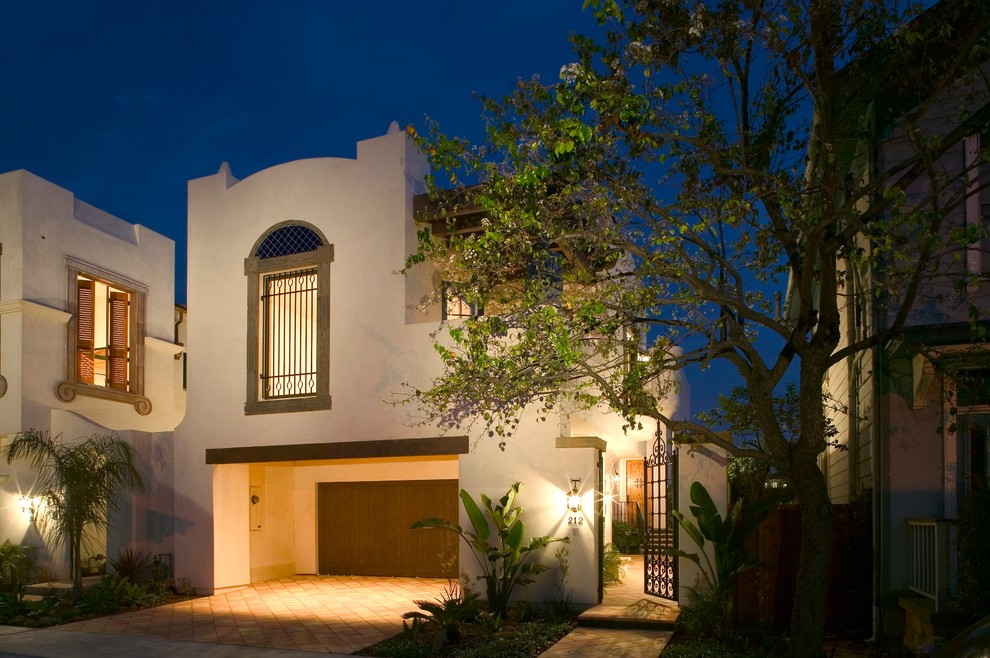 Kleines, Dreistöckiges Mediterranes Haus mit Putzfassade und weißer Fassadenfarbe in Santa Barbara