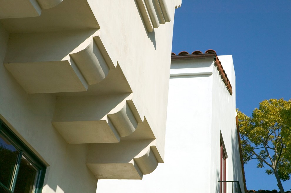 Réalisation d'une petite façade de maison blanche méditerranéenne en stuc à deux étages et plus.